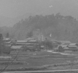 山の上に建物?